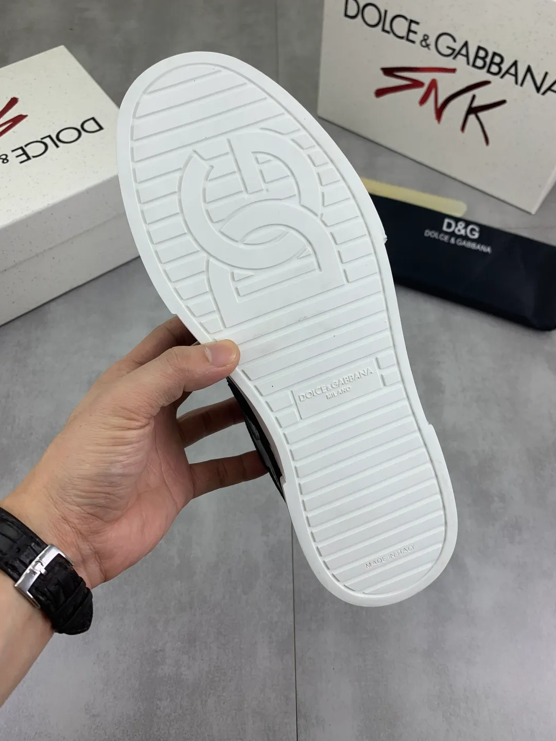Men's shoes 💰P542💰 [New model] The latest hot style, top original quality, the official website is synchronized with "DOLCE&GABBANA [Dolce & Gabbana] ~ High quality." The effect is low-top casual DG men's shoes, loved by many celebrities, using high-end imported first-layer frosted calfskin with punched logo design + cowhide feet, simple and elegant, perfectly interpreting the latest inspiration for shoes, integrating classics and fashion. Luxurious dream, dominating fashion Suitable for drivers, light and comfortable to drive, light and breathable for outdoor travel, high-end quality, trustworthy, 4️⃣colors🉑️ to choose from! Code number: 38-46